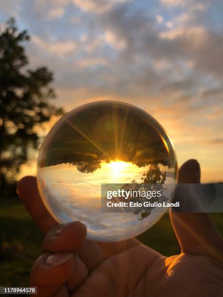 crystal ball - magic ball stockfoto's en -beelden