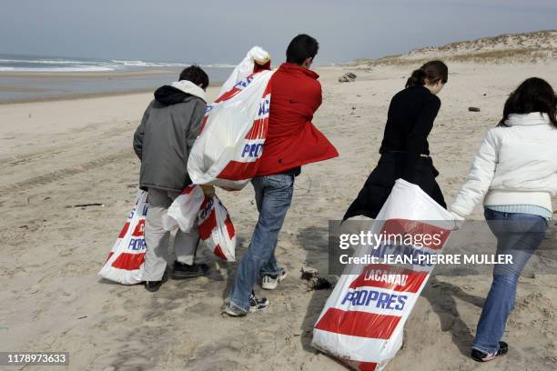 Des élèves du collège Capeyron de Mérignac ramassent des détritus sur la plage sud de Lacanau-Océan, le 17 mars 2006, lors d'une vaste opération de...