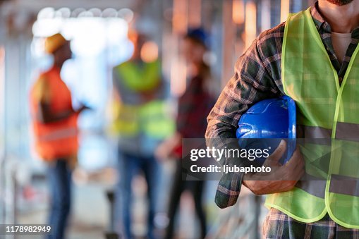 Hombre sosteniendo casco azul de cerca Hombre sosteniendo casco azul de cerca
