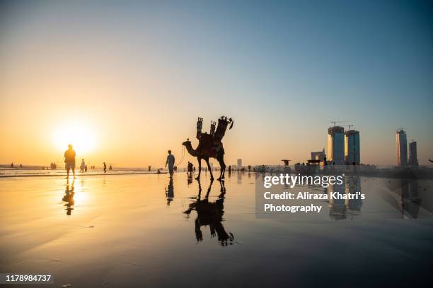 sea view beach, karachi - karachi fotografías e imágenes de stock