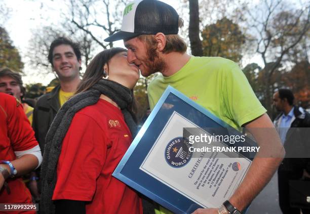 Valentin Pasquier, un étudiant de l'école de management Audencia de Nantes, embrasse une étudiante le 12 novembre 2008 à Nantes. Valentin Pasquier a...