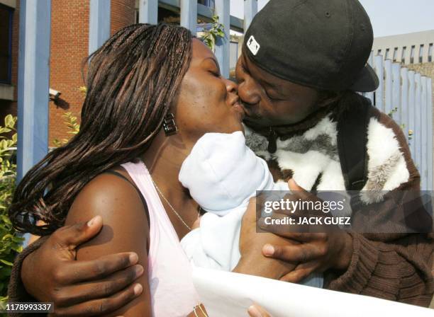 Le lycéen camerounais sans papier Guy Effeye embrasse sa compagne Stéphanie et son bébé Cameron à sa sortie du palais de justice de Bobigny, le 20...