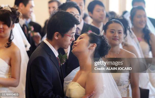 Un couple de jeunes mariés s'embrasse, le 10 octobre 2008 à la mairie de Tours, après leur union, célébrée par le maire Jean Germain. Quarante...