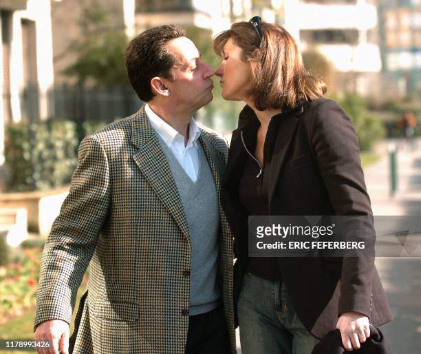 Nicolas Sarkozy, président de l'UMP, embrasse son épouse Cécilia alors qu'il arrive à l'école où il doit voter le 13 mars 2005 à Neuilly dans le...