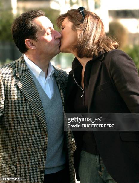 Nicolas Sarkozy, président de l'UMP, embrasse son épouse Cécilia alors qu'il arrive à l'école où il doit voter le 13 mars 2005 à Neuilly dans le...