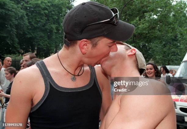 Un couple de lesbiennes s'embrasse pendant la parade homosexuelle de la Gay Pride, le 26 juin 1999 dans les rues de Paris. En tête de la...