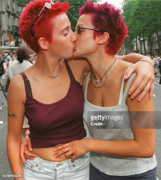 Un couple de lesbiennes s'embrasse pendant la parade homosexuelle de la Gay Pride, le 26 juin 1999 dans les rues de Paris. En tête de la...