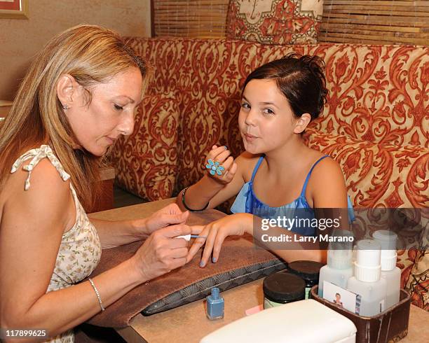Insync Hair 66 Bailee Madison Meets And Greets Fans Stock Photos, High-Res Pictures ...