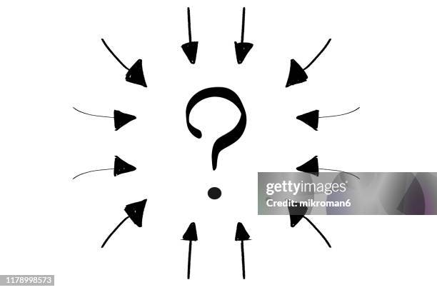 arrow pointing inwards in shape of circle with question mark - quiz icon stock pictures, royalty-free photos & images