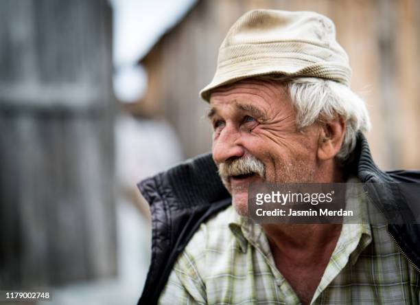 smiling talking senior man - oost europese cultuur stockfoto's en -beelden