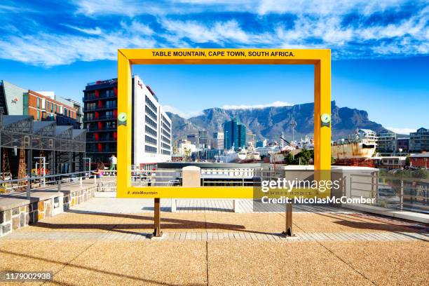 cape town v&a waterfront table mountain installation frame - victoria and alfred waterfront imagens e fotografias de stock