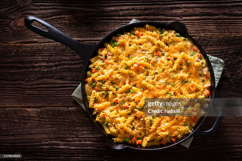 Kaasachtige pasta koekepan