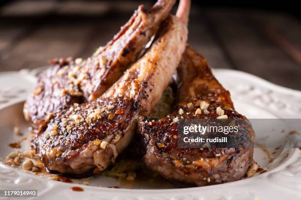 chuletas - chuleta fotografías e imágenes de stock