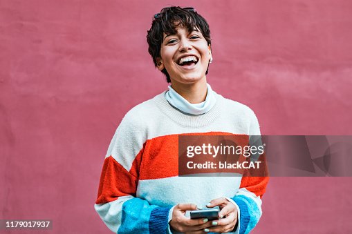 Retrato de una joven hipster sosteniendo el teléfono Retrato de una joven hipster sosteniendo el teléfono