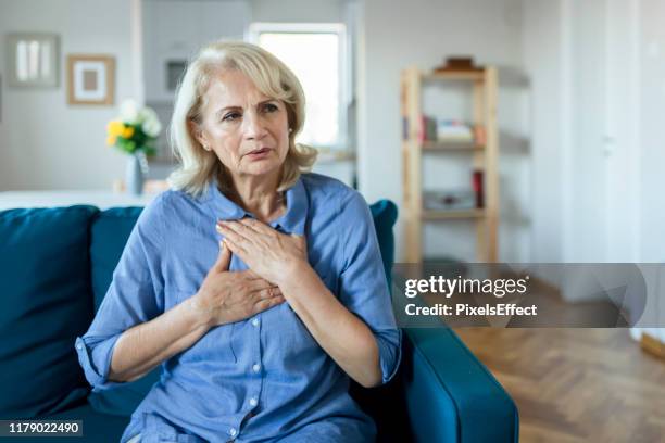 upset stressed older woman feeling heartache - cardíaco imagens e fotografias de stock