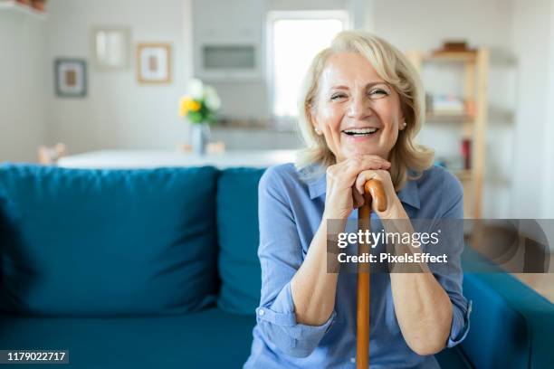 positieve oudere vrouw glimlachend - walking cane stockfoto's en -beelden