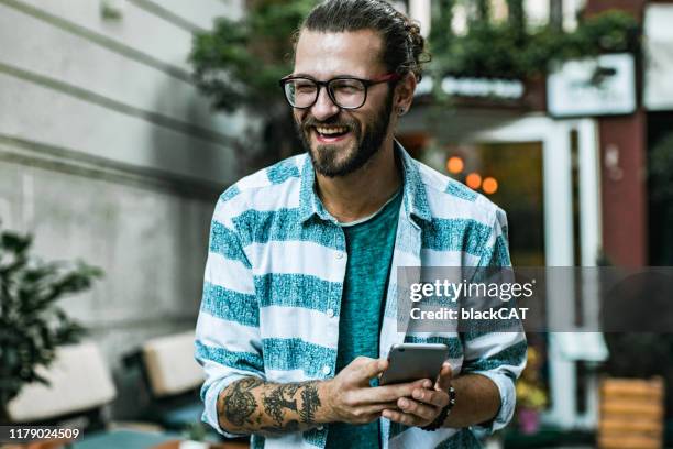 portret van een hipster-kerel, wachtend op uber - stylish woman streets europe cellphone stockfoto's en -beelden