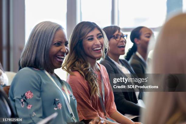 diverse vrouwen genieten van lachen tijdens expo sessie - entertainment evenement stockfoto's en -beelden