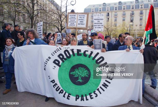 Plus d'un millier de personnes défilent autour de la Fontaine des Innocents à Paris, à l'appel du MRAP, de la Confédération paysanne, de la LDH, du...