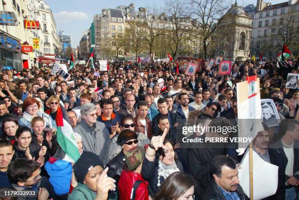 Plus d'un millier de personnes défilent dans les rues de Paris, à l'appel du MRAP, de la Confédération paysanne, de la LDH, du DAL et du Collectif...