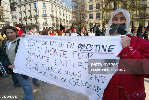 Plus d'un millier de personnes défilent autour de la Fontaine des Innocents à Paris, à l'appel du MRAP, de la Confédération paysanne, de la LDH, du...