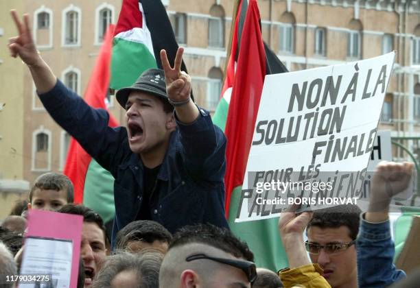 Un jeune homme crie des slogans lors de la manifestation de 1.500 personnes, le 06 avril 2002 dans les rues de Marseille, en soutien au "peuple...