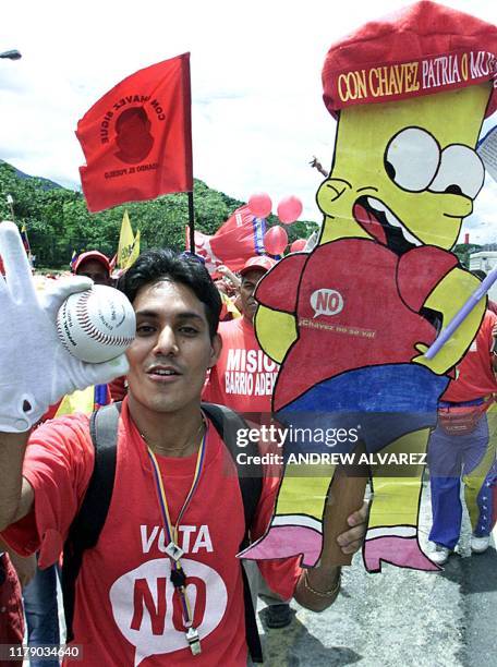 Un simpatizante del presidente Hugo Chávez marcha en Caracas el 08 de agosto de 2004. Miles de simpatizantes del oficialismo marchan en la primera...