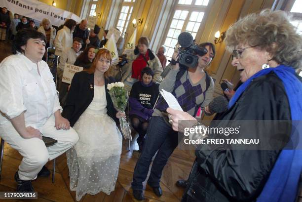 Marie-Paule Kerebel, adjointe au maire de Morlaix prononce un discours à l'occasion du mariage symbolique de Marianne et Anne-Marie , le 10 mars 2007...