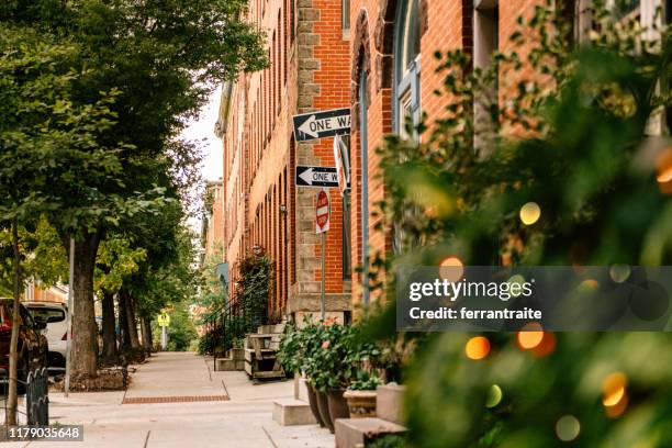 rues brownstone de baltimore - maryland photos et images de collection