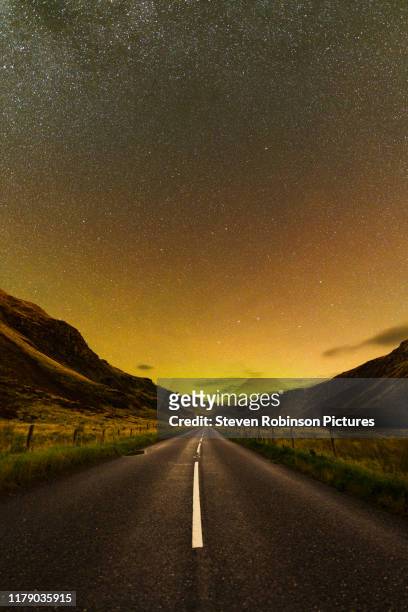 aurora borealis in scottish glen - perth scotland fotografías e imágenes de stock