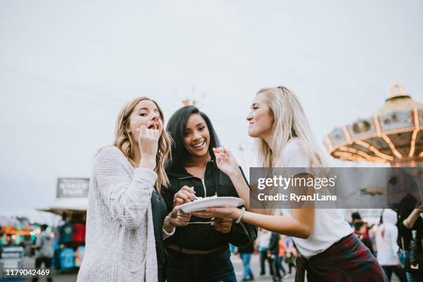 gruppo di amici adolescenti che si godono la fiera di stato - festival food foto e immagini stock