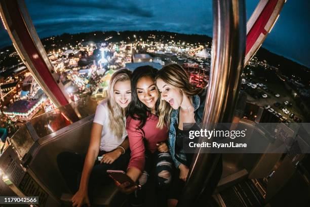 adolescente mujeres amigas grupo disfrutando de la feria estatal - noria fotografías e imágenes de stock