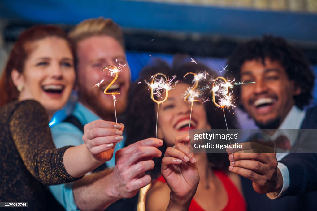 Lachende mensen houden van wonderkaarsen