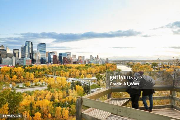 een paar verkennen van de stad - travel and canada and fall stockfoto's en -beelden