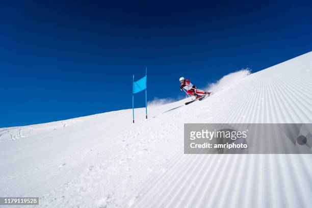 男子超級g滑雪與完美的天氣條件 - 高山滑雪 個照片及圖片檔