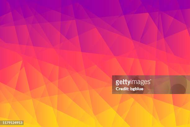 abstrakter geometrischer hintergrund - polygonmosaik mit orangefarbenem farbverlauf - magenta stock-grafiken, -clipart, -cartoons und -symbole