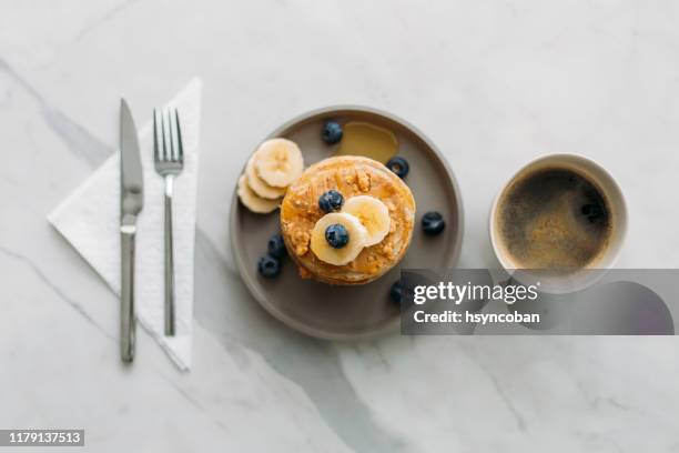 zelfgemaakte pannenkoeken - pannenkoek stockfoto's en -beelden