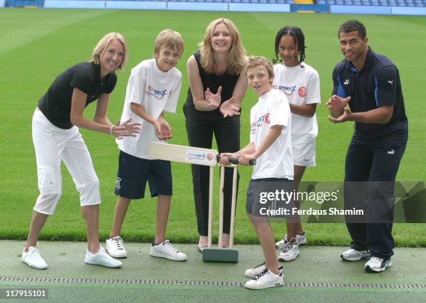 Paula Radcliffe, Gabby Logan, Jason Robinson and School Kids