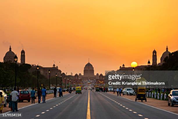 sunset at rashtrapati bhavan, india. - new delhi street stock pictures, royalty-free photos & images