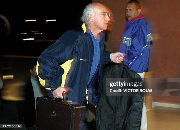 Soccer coach Carlos Bianchi arrives at his hotel in Calama, Chile 20 May 2003. Carlos Bianchi, director técnico de Boca Juniors de Argentina ingresa...