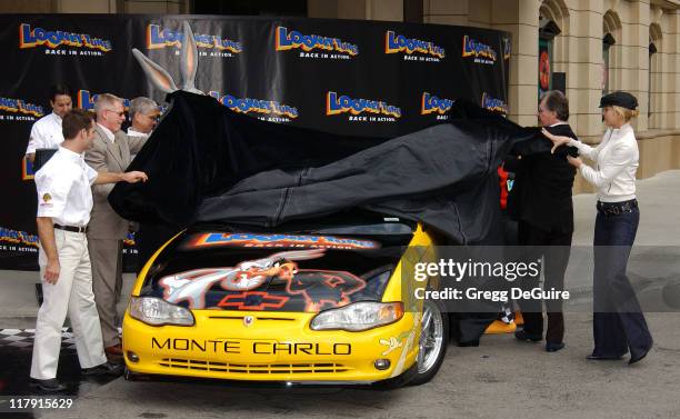 Jeff Gordon and Jenna Elfman unveiling the Looney Tunes: Back In Action Pace Car