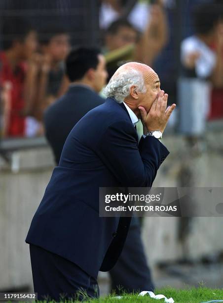 Soccer coach Carlos Bianchi directs his team in Santiago, Chile 26 February 2003. Carlos Bianchi, técnico del equipo argentino Boca Juniors, da...