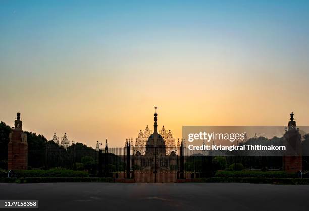 sunset at rashtrapati bhavan, new delhi. - new delhi stock pictures, royalty-free photos & images