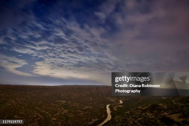stars and clouds over the rio grande from white rock overlook, near los alamos, new mexico - los alamos new mexico stock pictures, royalty-free photos & images