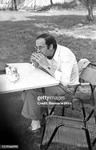 italian man of 38 eating outdoors - 1973 stock pictures, royalty-free photos & images