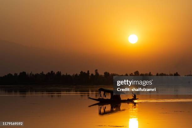 majestic sunset view over dale lake at kashmir, india. - shikara stockfoto's en -beelden