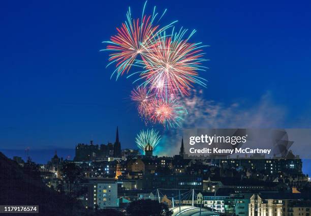 edinburgh - festival fireworks 2 - edinburgh fringe stockfoto's en -beelden