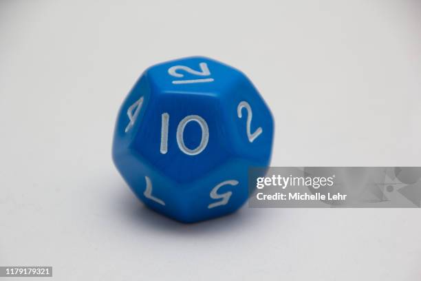 blue 12 sided dice (1d12) - kerker stockfoto's en -beelden