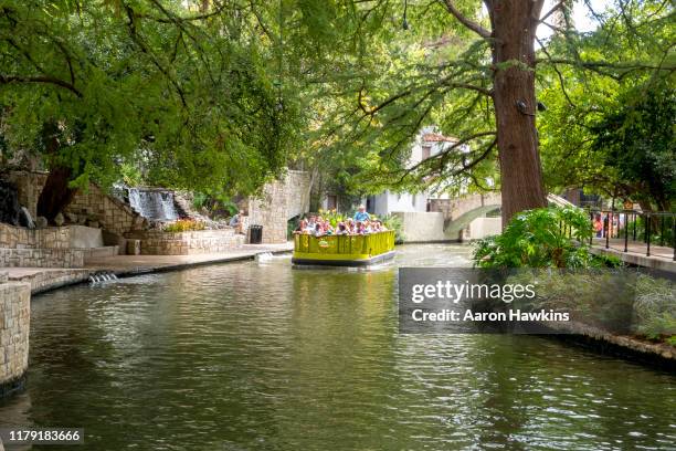 riverwalk bonito de san antonio no passeio adiantado do barco da queda - caminho do rio san antonio - fotografias e filmes do acervo