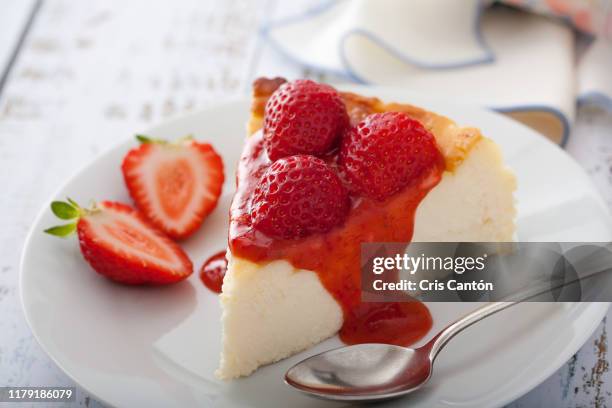 strawberry cheesecake - cheesecake white stockfoto's en -beelden